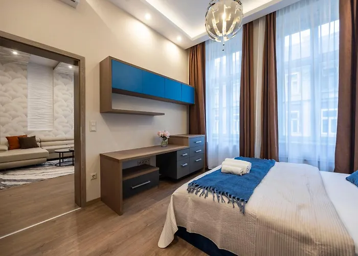 Exclusive N' Grand Center With 5 Bedrms *