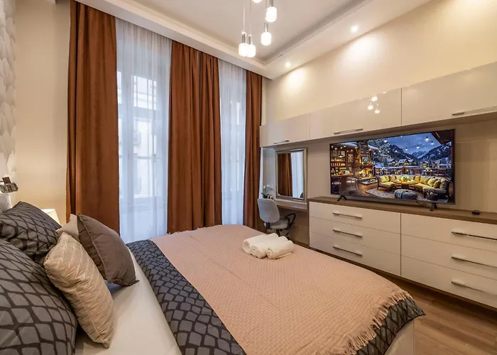 Exclusive N' Grand Center With 5 Bedrms